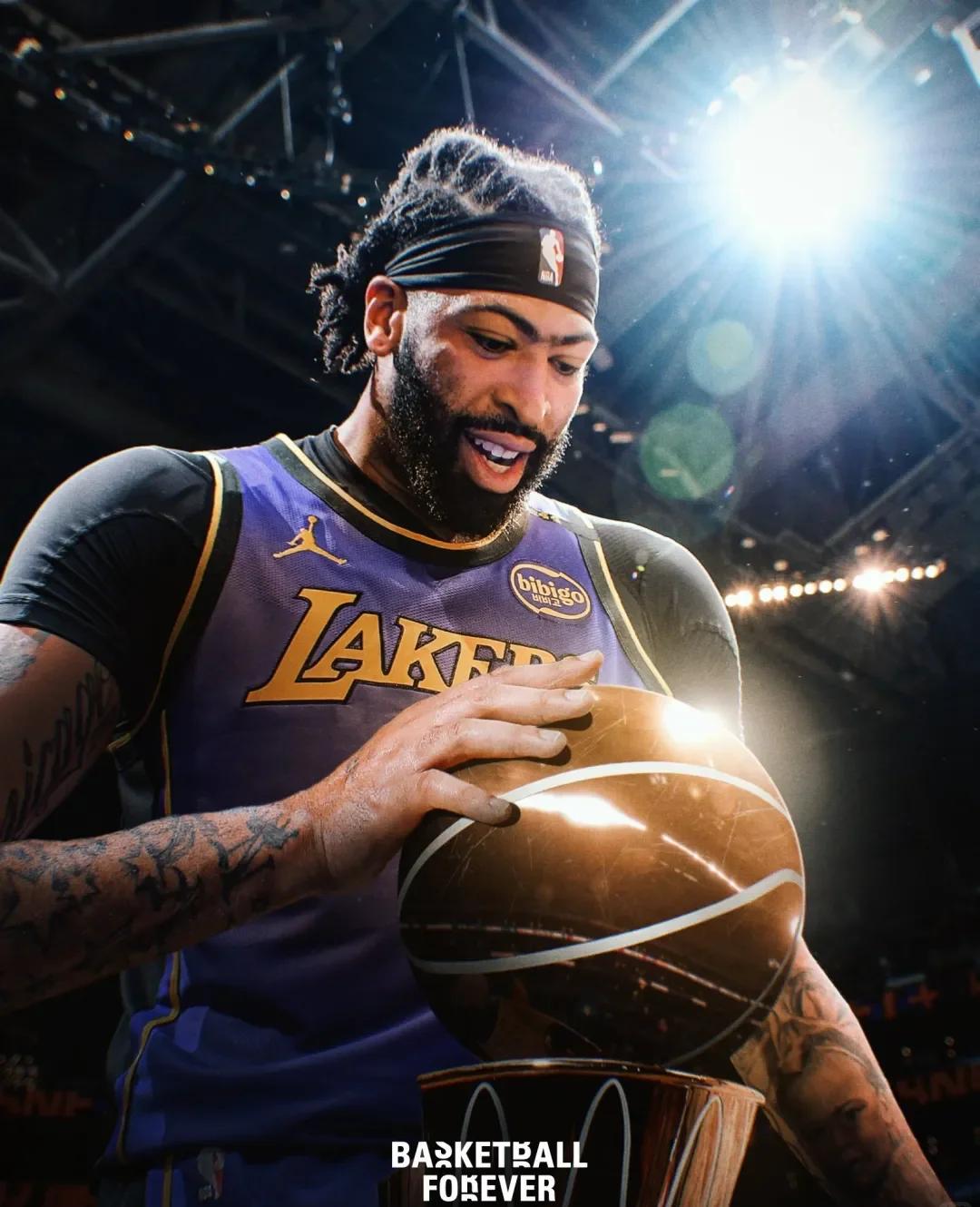 浓眉哥连续三场比赛得分超过重返赛场,TES不断突破!观众掌声雷动 浓眉哥连续三场比赛得分超过重返赛场,TES不断突破!观众掌声雷动